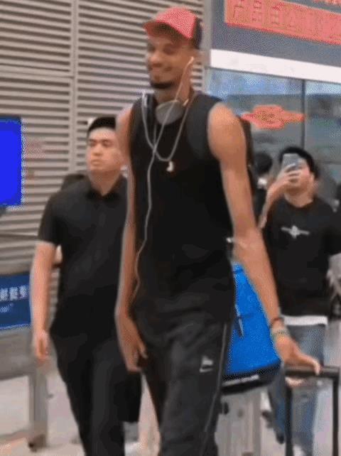 走在公共场合，才能更好感受到文班亚马的身高。
从少林寺这段行程来看，文班亚马的行