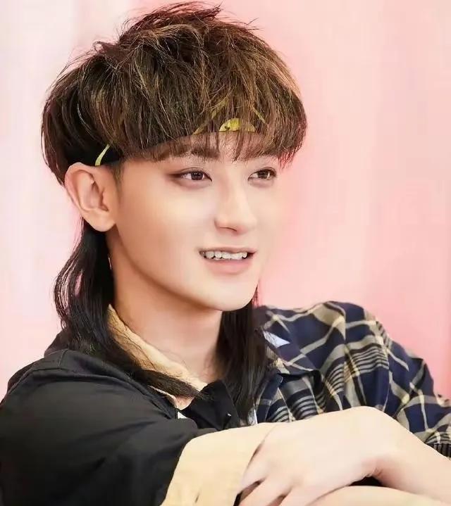 黄子韬捐款500万上热搜，鹿晗瘦成纸片人让大家心疼。这说明男人背后的女人很重要。