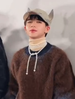 庆怜第八次时装周解锁新身份！冷脸走秀首秀惊艳，台步稳、气场强，完全不像新手，现场