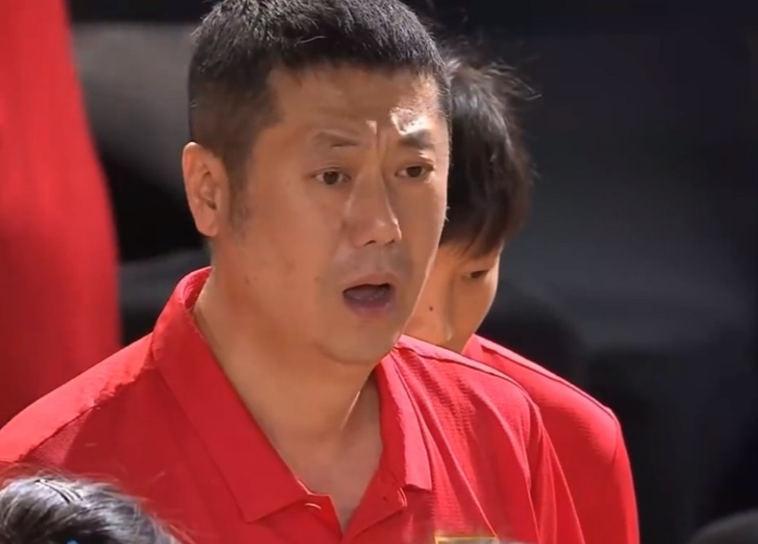 

赵勇教练罕见发火，大骂队员们！他是真的急了，刚才暂停时大声呵斥队员们，隔着屏