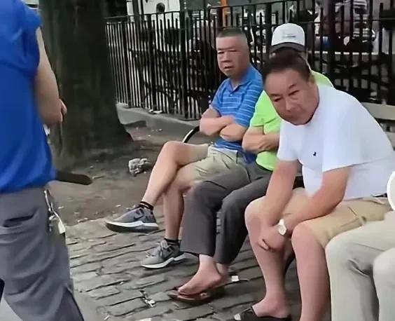 国外的公园里，竟然坐着这么多人，上前叫声：领导好！
会不会全站起来！