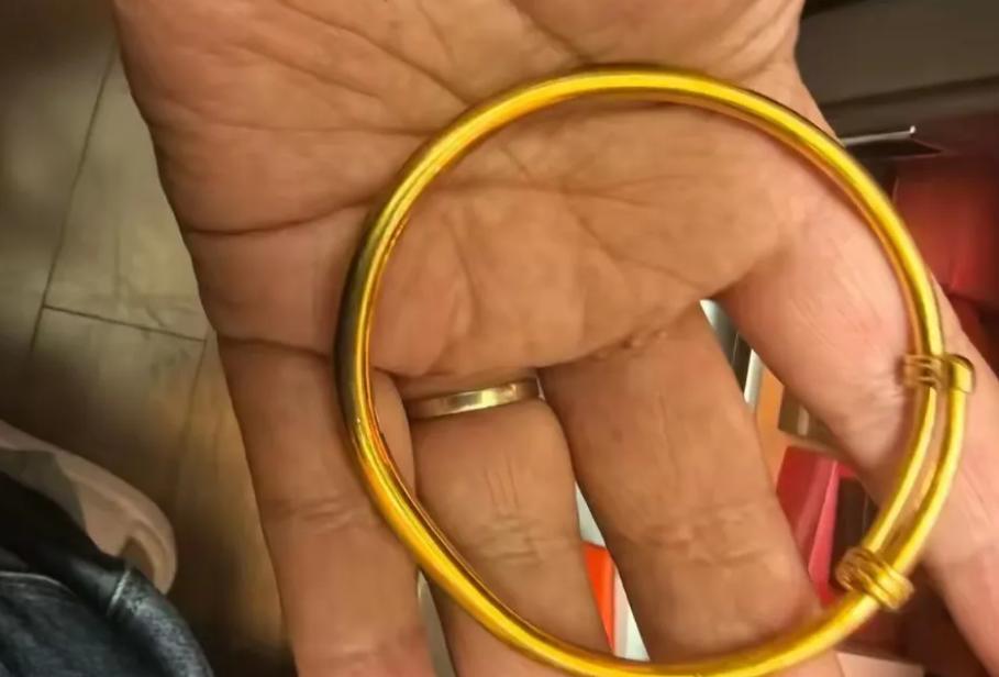浙江上虞，徐女士买小青菜时，意外在袋中发现价值4万多的金手镯。她心善，做了20多