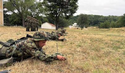 塞尔维亚新兵下连考核——
在位于松博尔、瓦列沃和莱斯科瓦茨的塞尔维亚军队训练中心