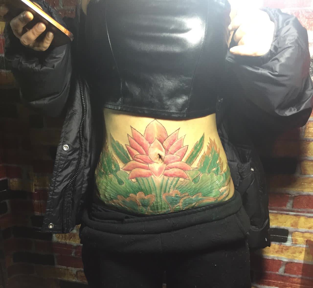 女子为了遮盖肚子上的妊娠纹
，在肚子上纹了花盖住。但是依然不好看啊，一个肚子弄