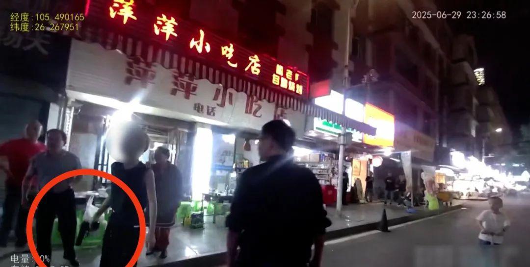 “这是仿真枪，合法的，就是吓吓她！”贵州六盘水，一男子因点餐问题与店员争执，竟当