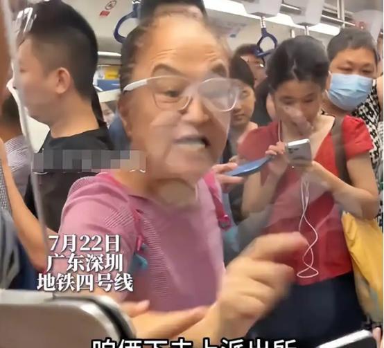 “倚老卖老！”7月22日，深圳地铁4号线，一老太太带着孩子上车，因没人为其让座，