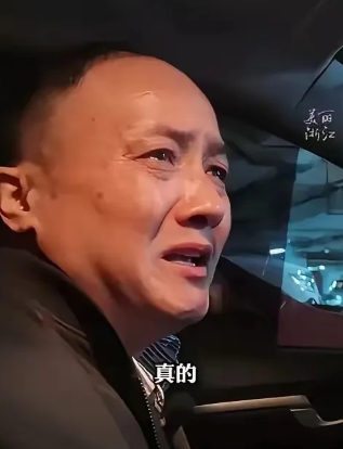 男子去理发，洗头时，一名女店员将他带到楼上，下楼时，店员又把他带到一个别的地方里