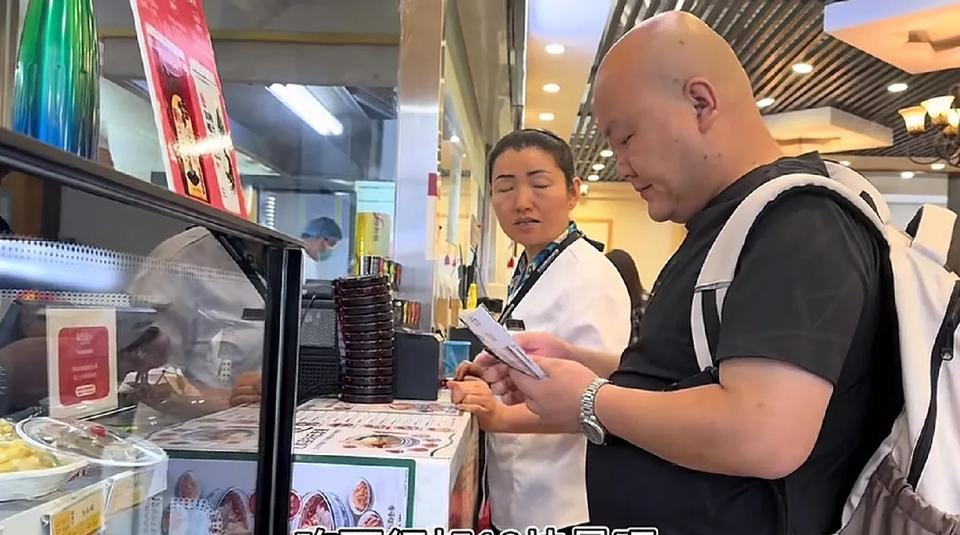 这一天，二胖和玛丽特意起了个大早，搭乘飞机从凤翔奔赴宜兴，只为祭奠冯念真奶奶。
