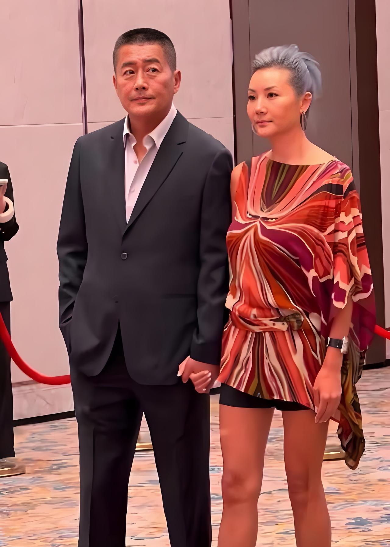 近日，高曙光携妻子现身澳门参加活动，夫妻俩手牵手，十分的恩爱。
高曙光的妻子王玲