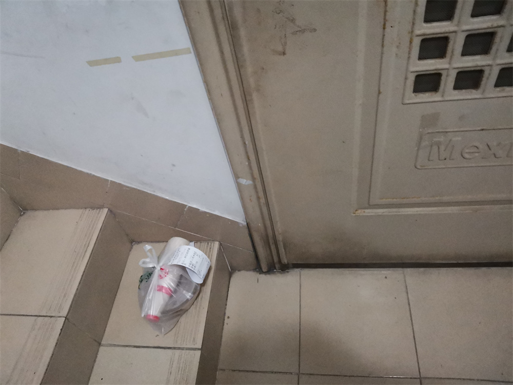 何以治郁，唯有人民币，一大早就起来送外卖了，送一单就有一单的钱，看着账户里的配送