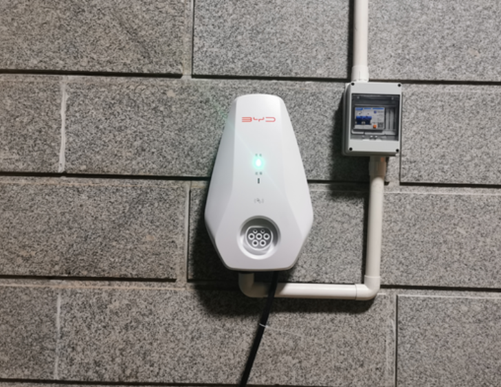 快两年的车，今天终于装充电桩了

去电力公司报了个3.3千瓦的，因为电表箱离家里