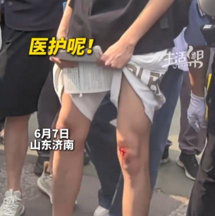 “凭实力坑娃！”高考当天，父亲骑摩托送儿子高考，怎料摔了个四仰八叉，父子二人双双