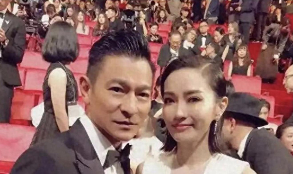 谢金燕自爆是单亲妈妈











我的天哪！谢金燕自爆28年前未婚生子