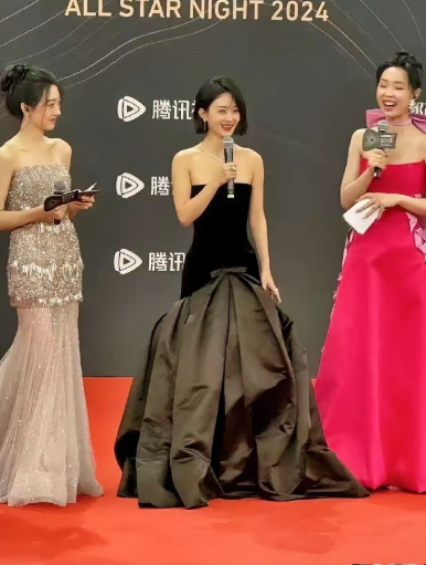 女演员真不能太矮，虽然赵丽颖挺美的，可我一眼看到的是左边的小姐姐。 ​​​