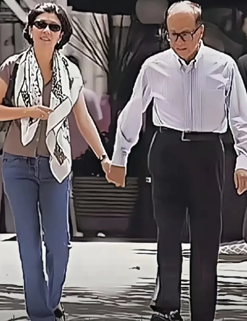 有钱人就是精明，宁可花668万给女友买礼物，也不和你结婚！
李嘉诚的账不是一般的