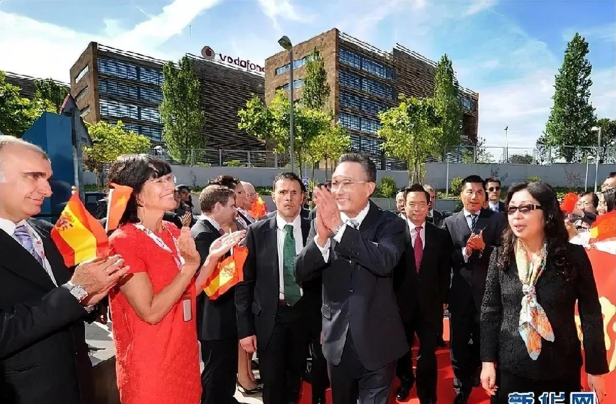 2012年5月25日，吴邦国在西班牙马德里专程赴华为技术西班牙公司考察。