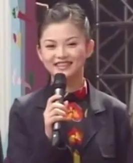 十几岁时的李湘那是真的好看，说实话比她的女儿好看多了。
那时候的李湘看着还是一个