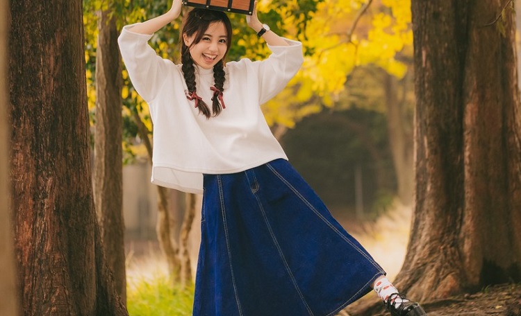 一直暗恋着你的女人，在你面前会变得小心翼翼，凡事都很谨慎。
她们希望吸引你的关注