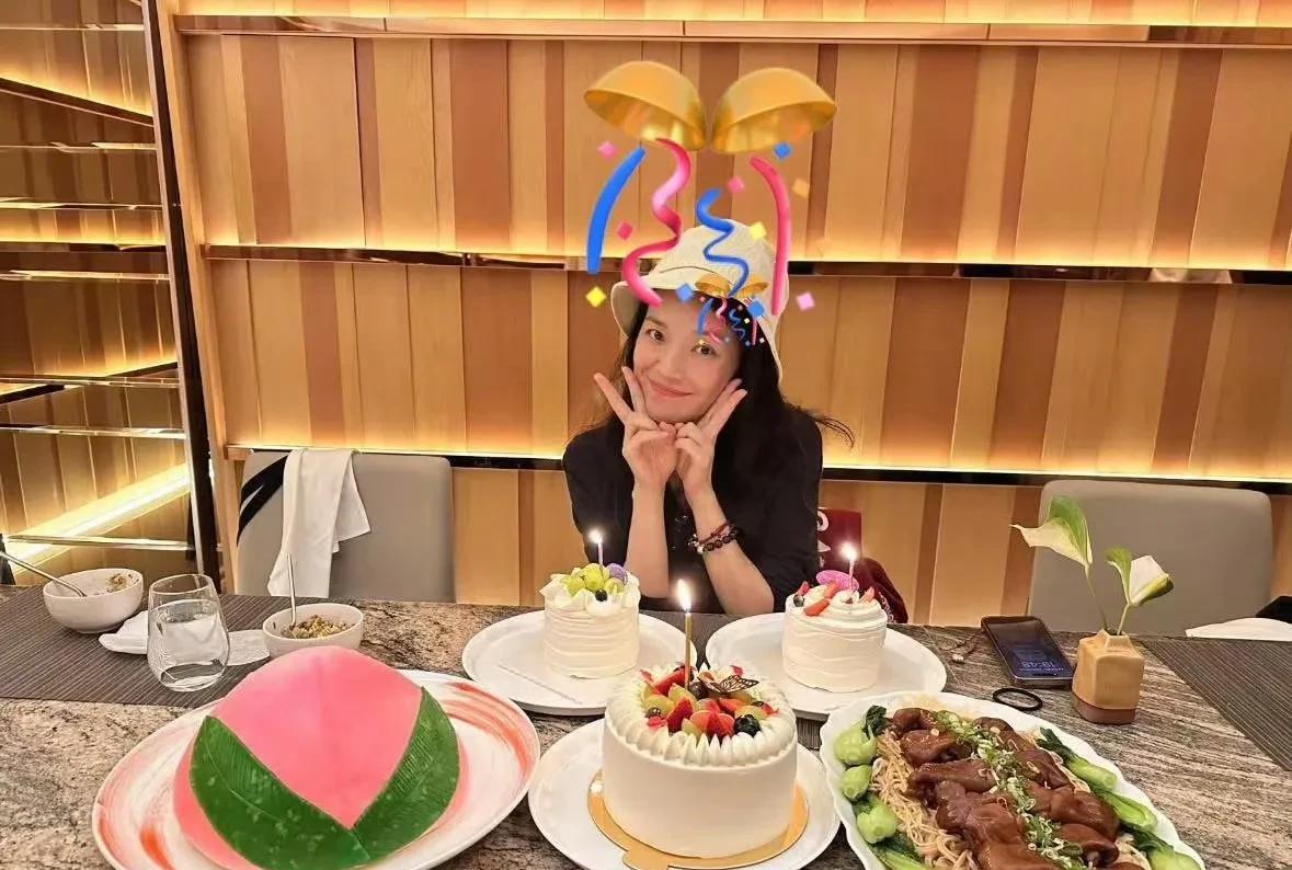 舒淇在社交平台上发文，庆祝自己入行30周年，感谢了入行后帮助过自己的贵人们，感觉