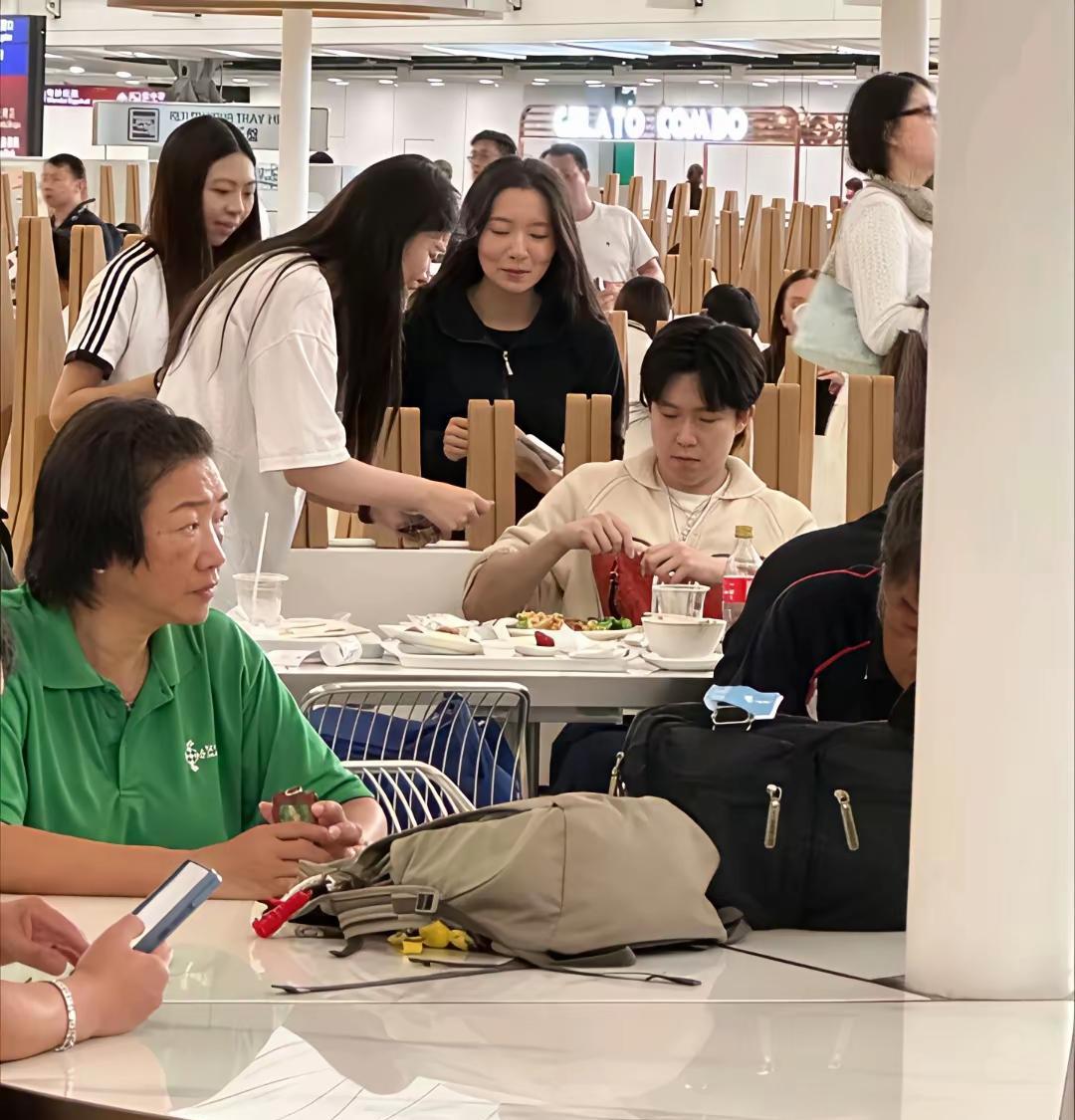 说真话我真的很羡慕坐在王楚钦对面台的，穿绿色短袖T恤大姐，感觉这位大姐也许不知道