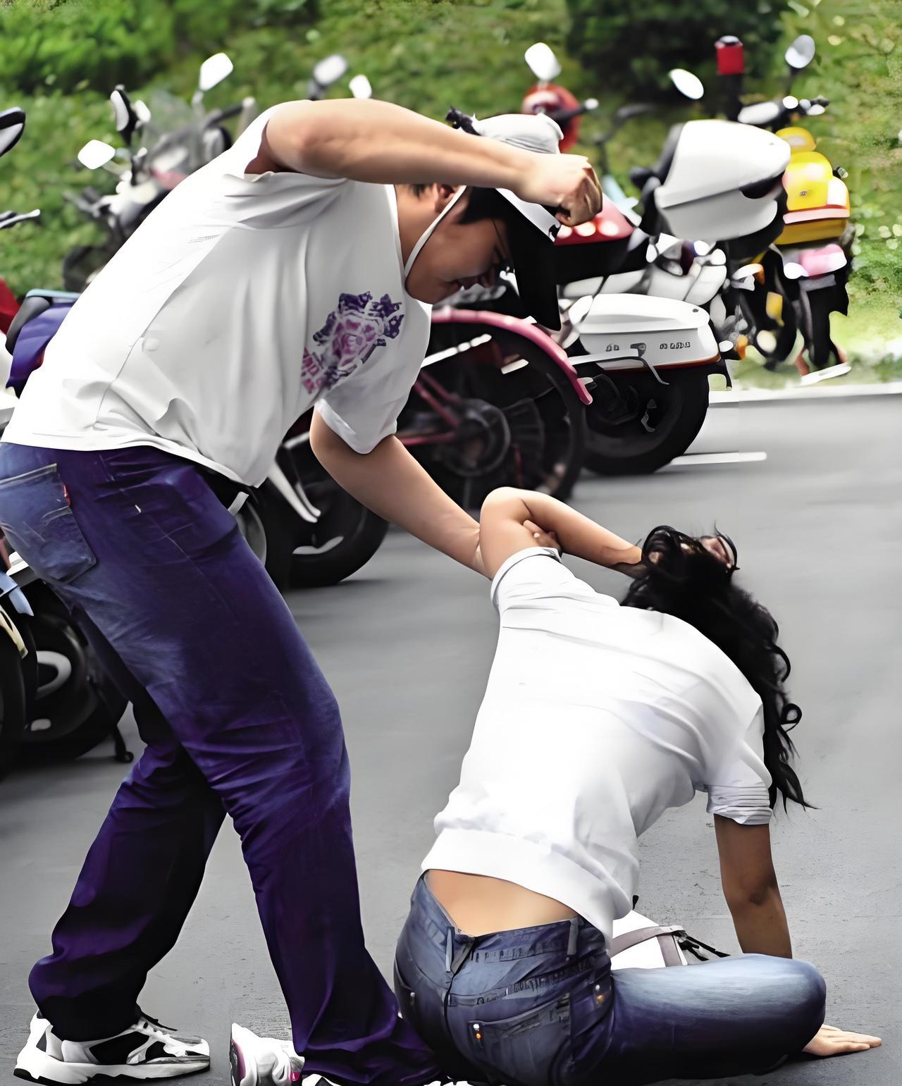当街家暴！男子因嫌妻子开车太慢！当街打断妻子 4 根肋骨！2025 年的某一天，