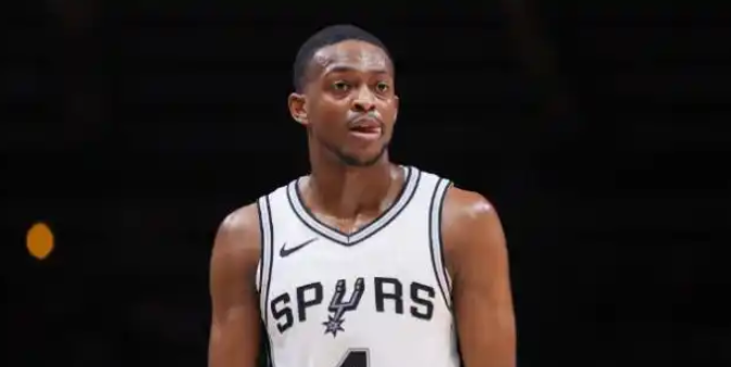 福克斯这个状态和态度都很奇怪啊
状态不好我能理解总有起伏，但是按说修养了很久一回