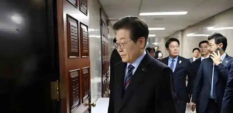 韩国总统不去会上海











韩国新总统李在明，刚上任没多久，就干了
