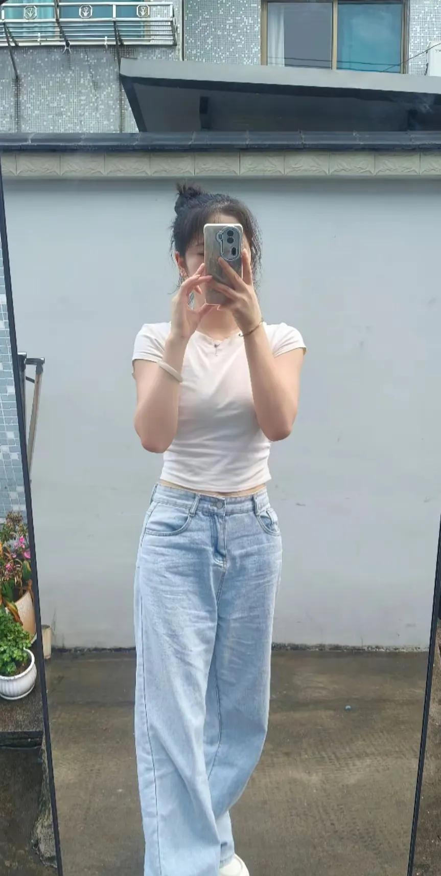 大城市的打拼真不容易
村里刘姨说女儿在北京工作
一般听到在北京工作
都觉得很历害