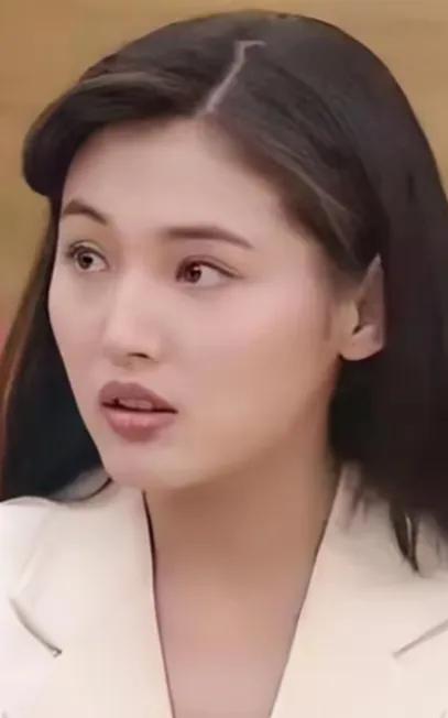 张延，1970年出生于陕西西安，是中国内地女演员、主持人、舞者 。毕业于广州舞蹈