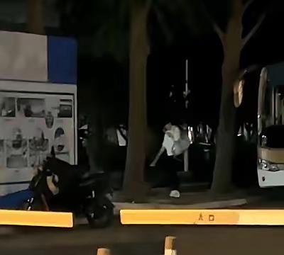莎莎深夜独自乘车的模样令人心疼，她用深夜的奔波与坚持诠释“卷王”本质，其拼搏目标