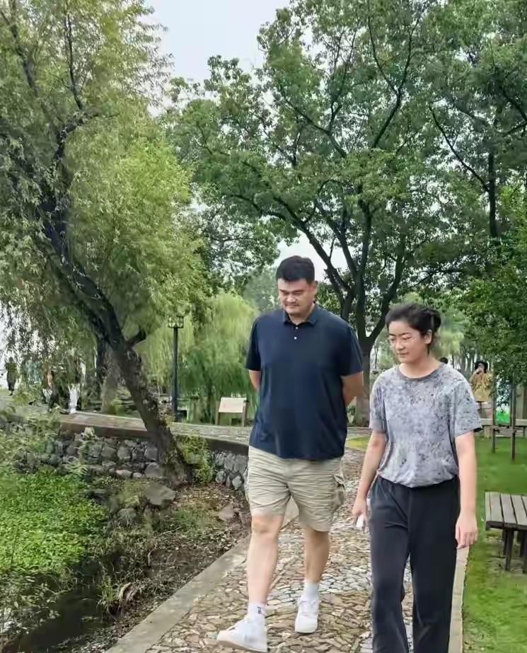 姚明带着女儿逛公园
和姚明站在一起，
看到不算高，
其实也快2米了...！[捂脸