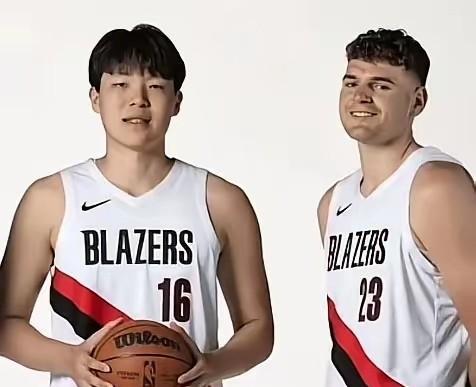 以前一直抱怨开拓者主帅斯普利特偏心，拼命用克林根，也不愿意给杨瀚森机会。后来打比