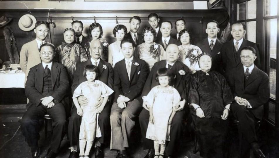 1930年，梅兰芳赴美演出期间，在旧金山与京剧票友合影#新锐创作者成长计划#