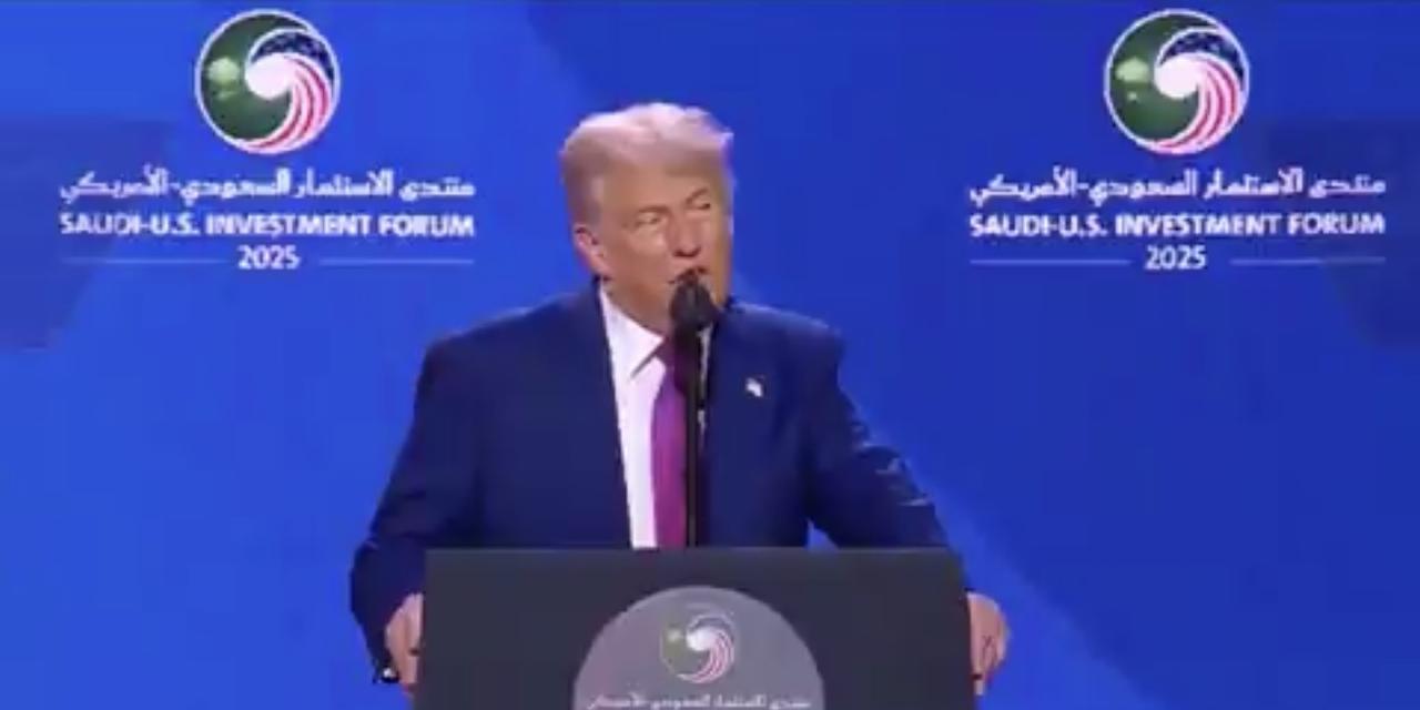 特朗普在利雅得演讲时，宣布全面解除对叙利亚的制裁，全场欢呼，沙特王储更是带头起立