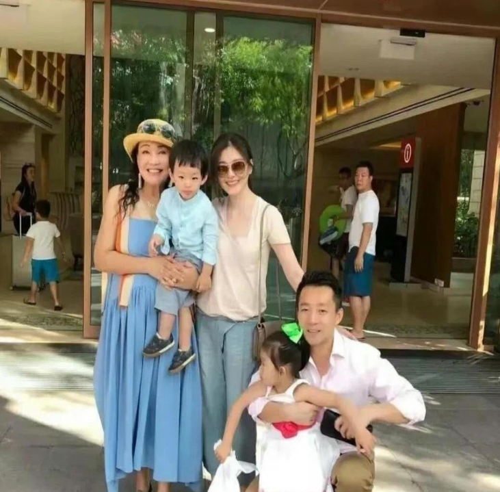 原本被认为在S家备受宠爱的玥儿和箖箖，被拍到截然不同的两副面孔：面对汪家爷爷奶奶