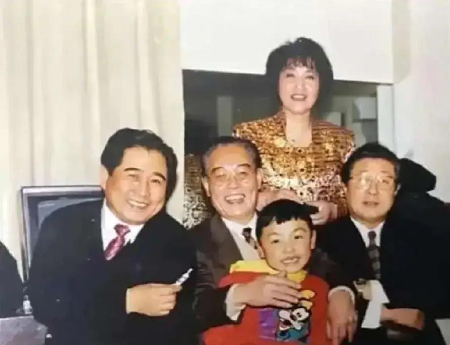 这张珍贵合影记录了王心刚、张良、张勇手三位九旬表演艺术家的真挚情谊。三位老艺术家