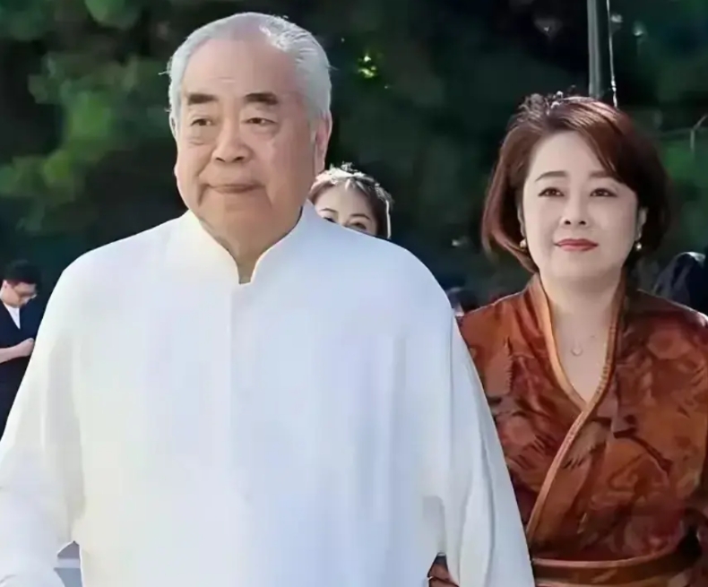 友人爆料，范曾徐萌已入住新居

可笑的是，远在国外的亲生女儿范晓蕙却并不知晓此事