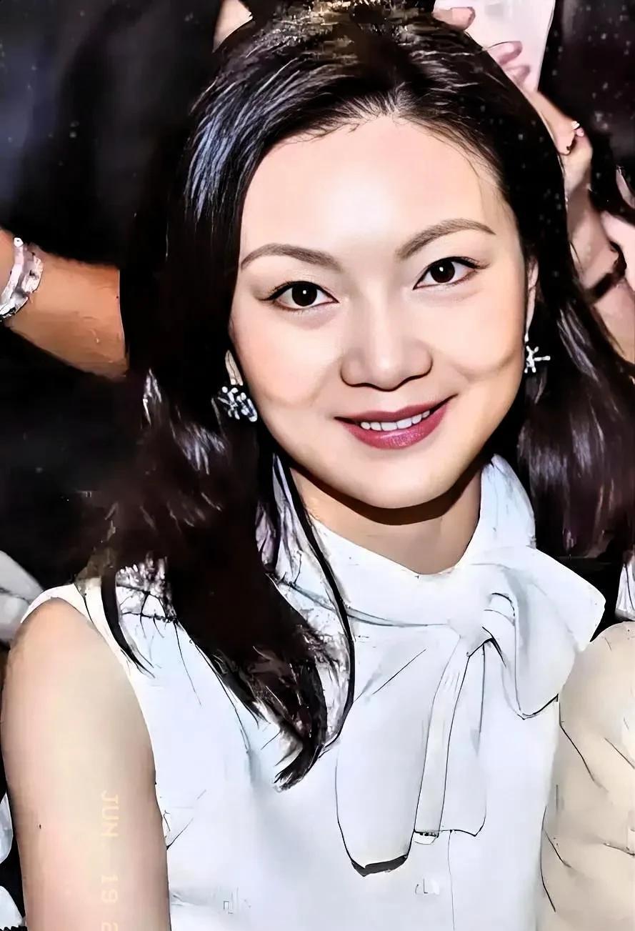 瞬间理解张艺谋了，
为什么对他老婆如此痴迷了！
张艺谋为啥这么迷陈婷？
根本原因