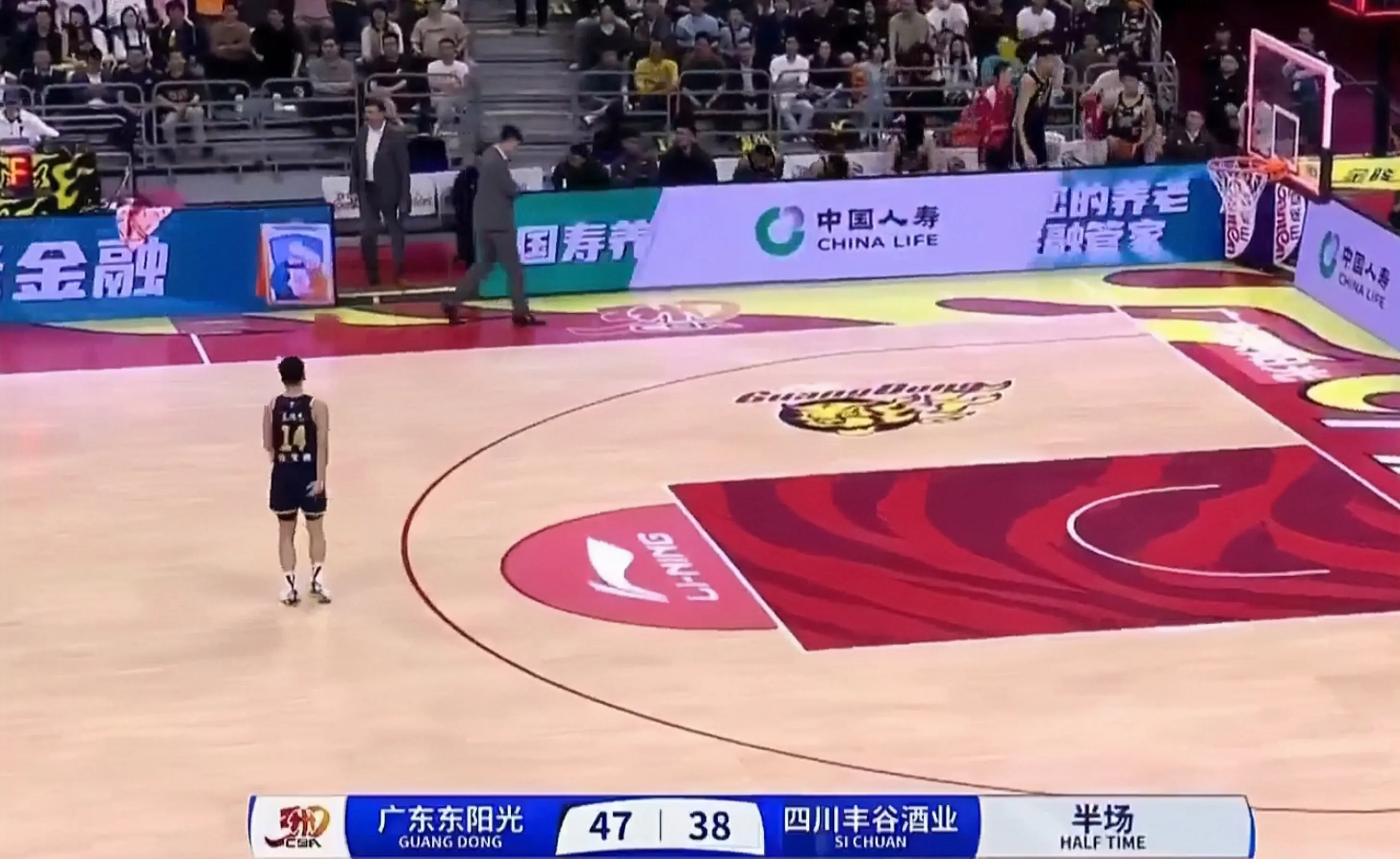 打回来了，广东男篮第二节打了四川男篮一个31比13的比分，从第一节落后9分到现在