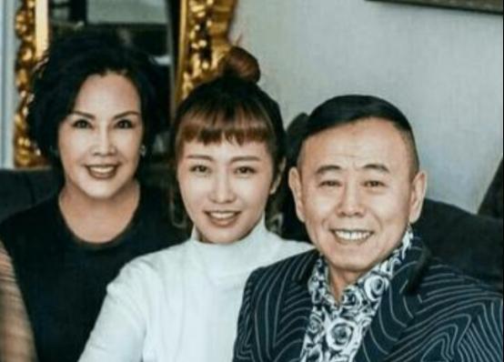 2012年，身价10亿的石磊娶了潘长江的女儿潘阳，刚谈恋爱时，石磊就送了辆380