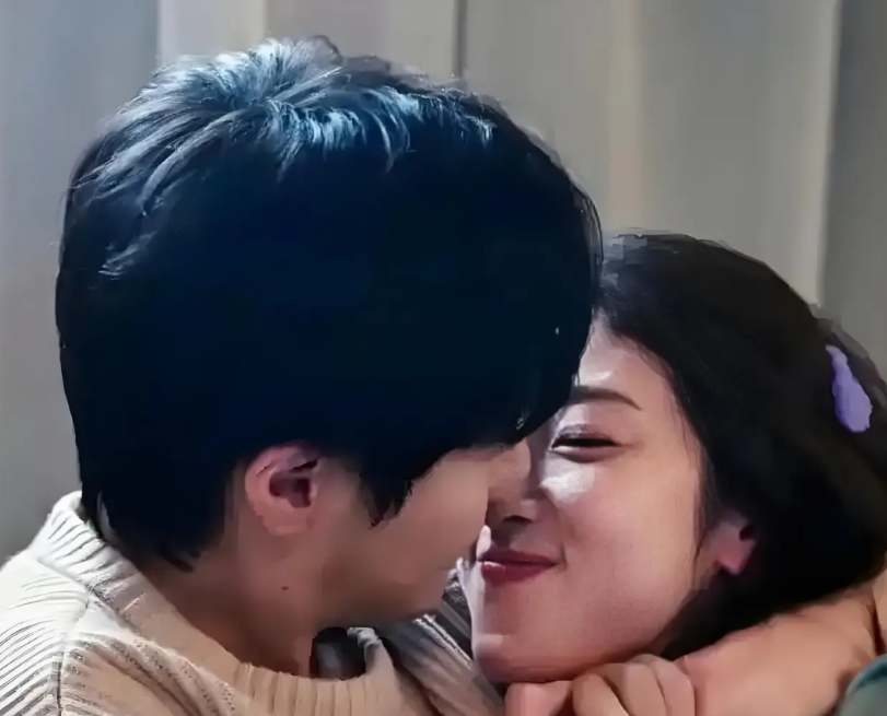 同居了？就算是吧，“笨蛋情侣”张小婉与左凌峰，近日被拍与朋友聚餐后一起回了住所，