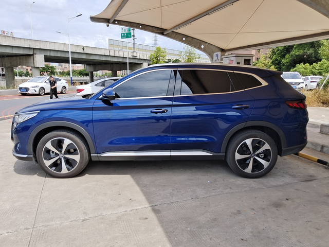 宋plusDMI的前座椅
太长了，也太软了，座上去大腿不舒服，时间长容易麻木，准