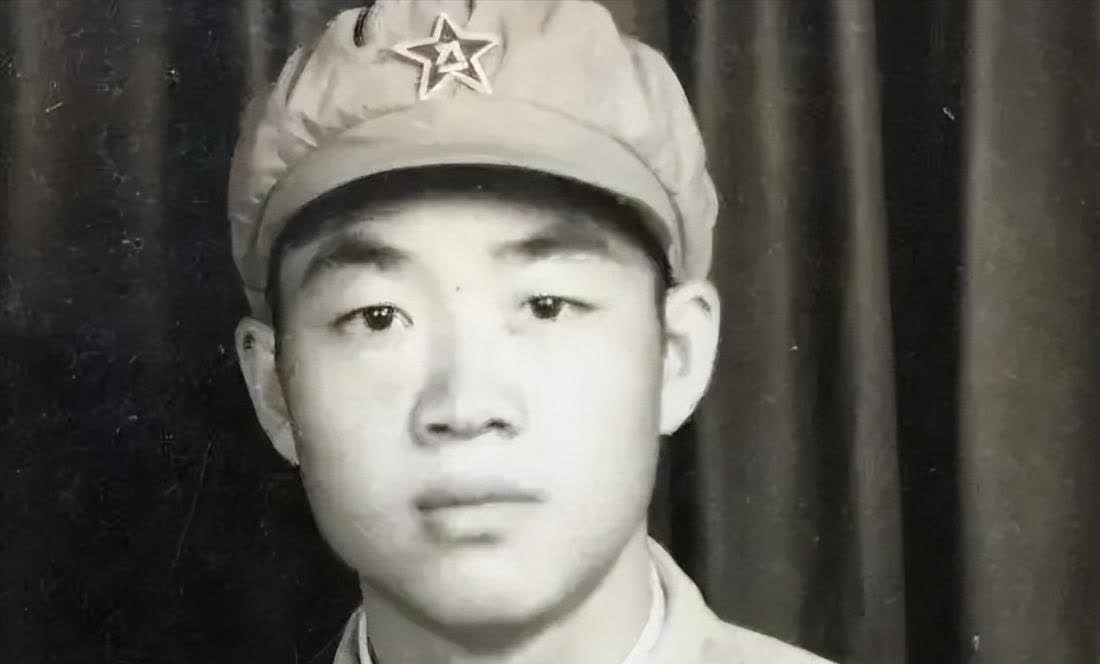 1951年，朝鲜战场上，一名新兵正在擦拭大炮，突然他看到敌军阵地上有个奇怪的帐篷