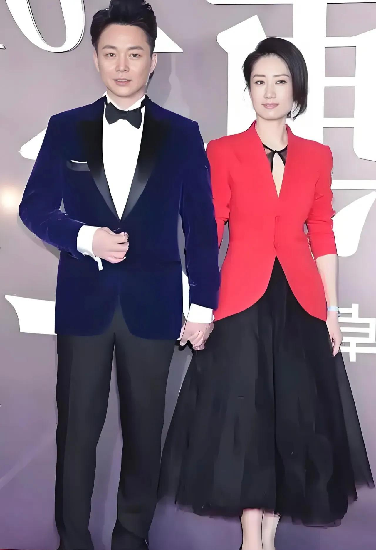 这两位演员一红一蓝的着装，男的帅，女的靓，他俩在多部电视剧中合作，《人鬼情缘》、