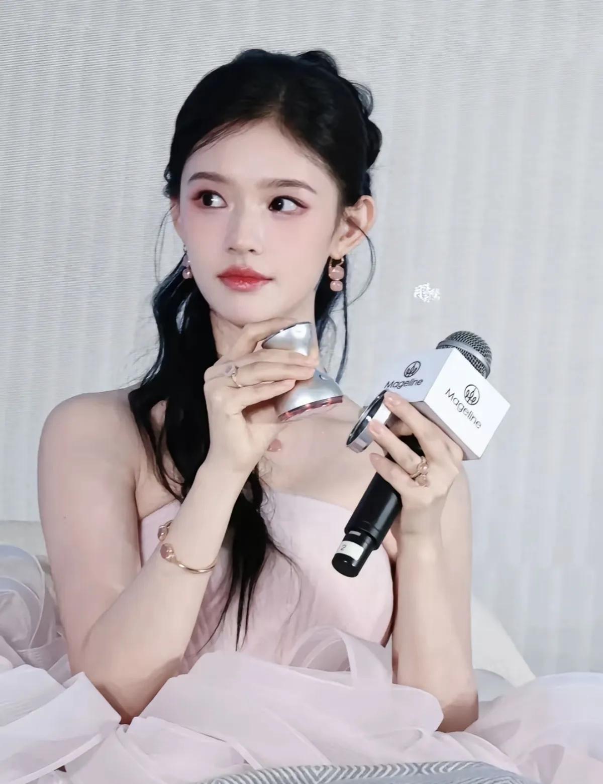 我一直觉得她美的很高级[比心] 女明星的头身比，和头骨，骨相都好优越啊[捂脸]林