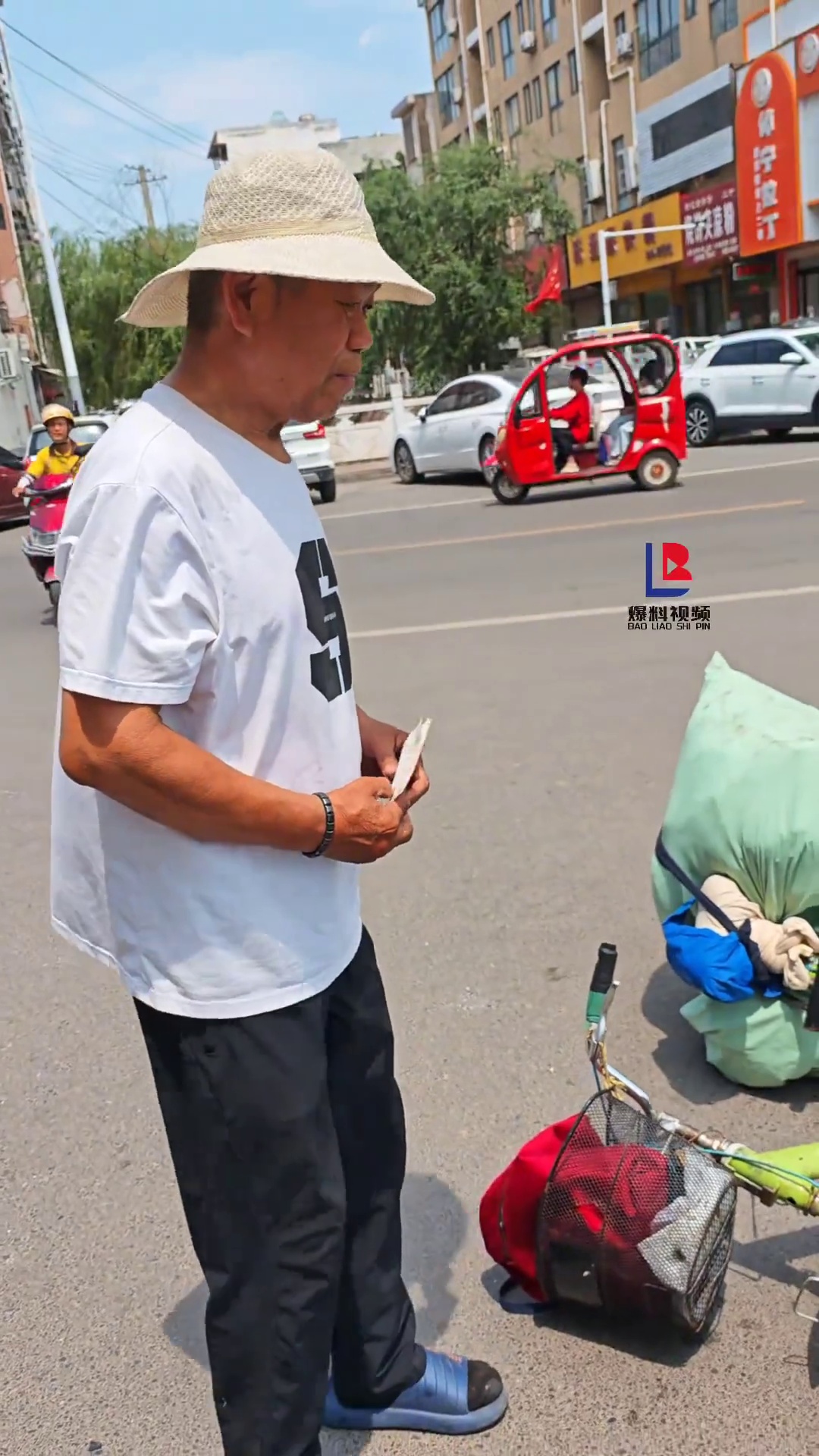 街头突发：盲人骑车撞人亮证 被撞女子看在失明份上未计较！