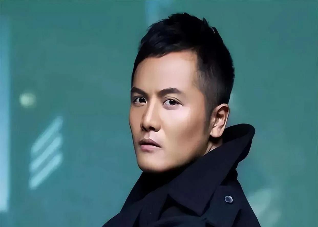他是张嘉译的亲表弟，被表哥用11部戏捧红。
