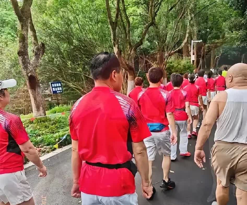 老吴现在估计肠子都悔青了！

后悔的不是消防车和救护车被堵了两分钟

也