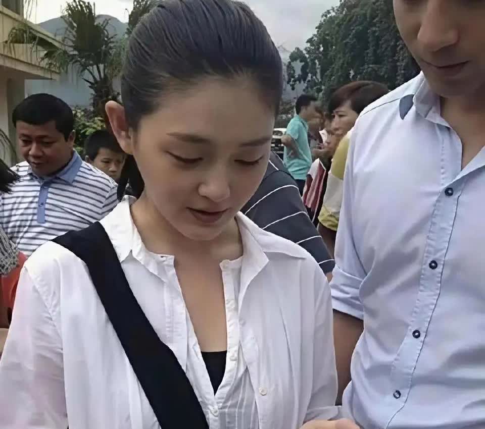 小玥儿长的太像妈妈大s了，简直是妈妈的翻版。只可惜大s的命短，没能陪伴女儿长大成