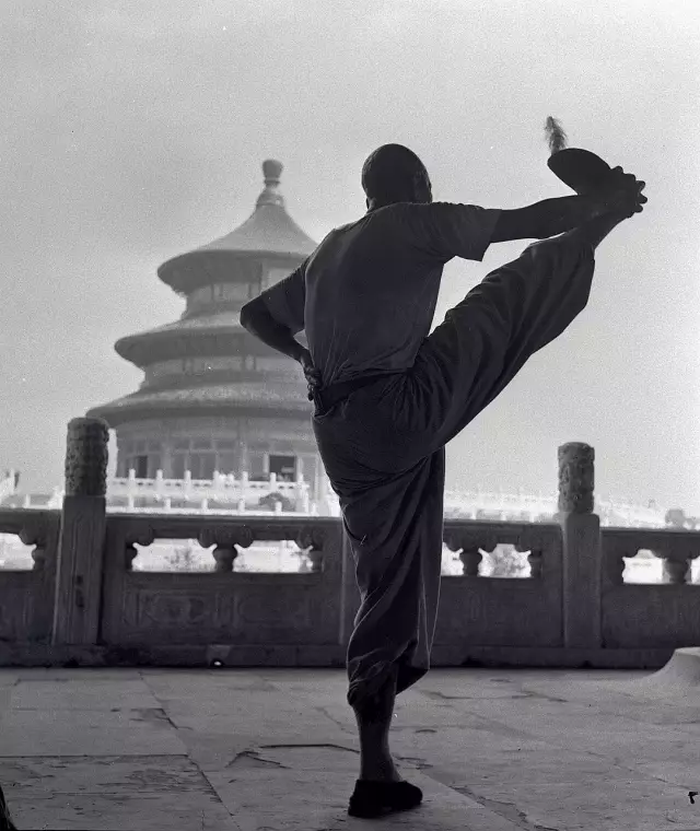 1959年，北京天坛里踢毽子的游客。